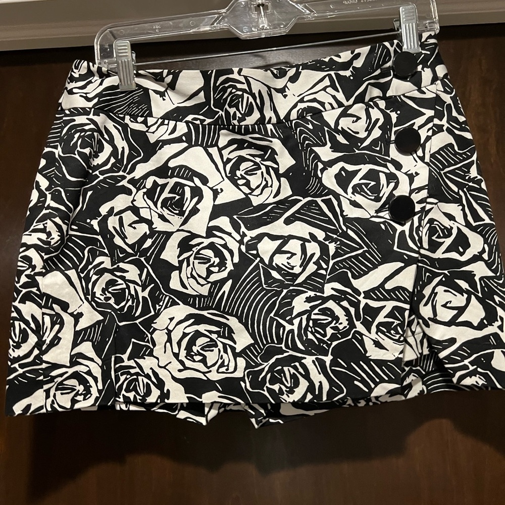 Express Design Studio Black and White Skort